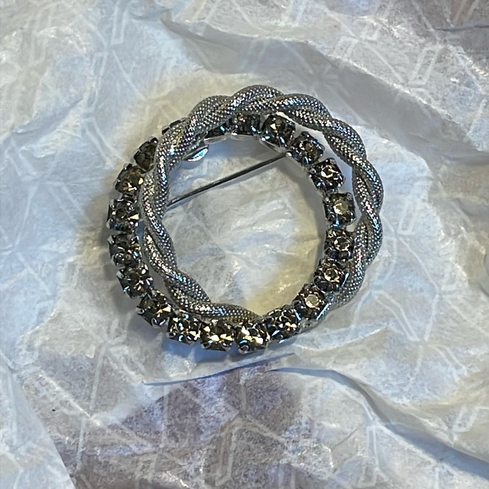 Sparkly 50s circle brooch with rhinestones